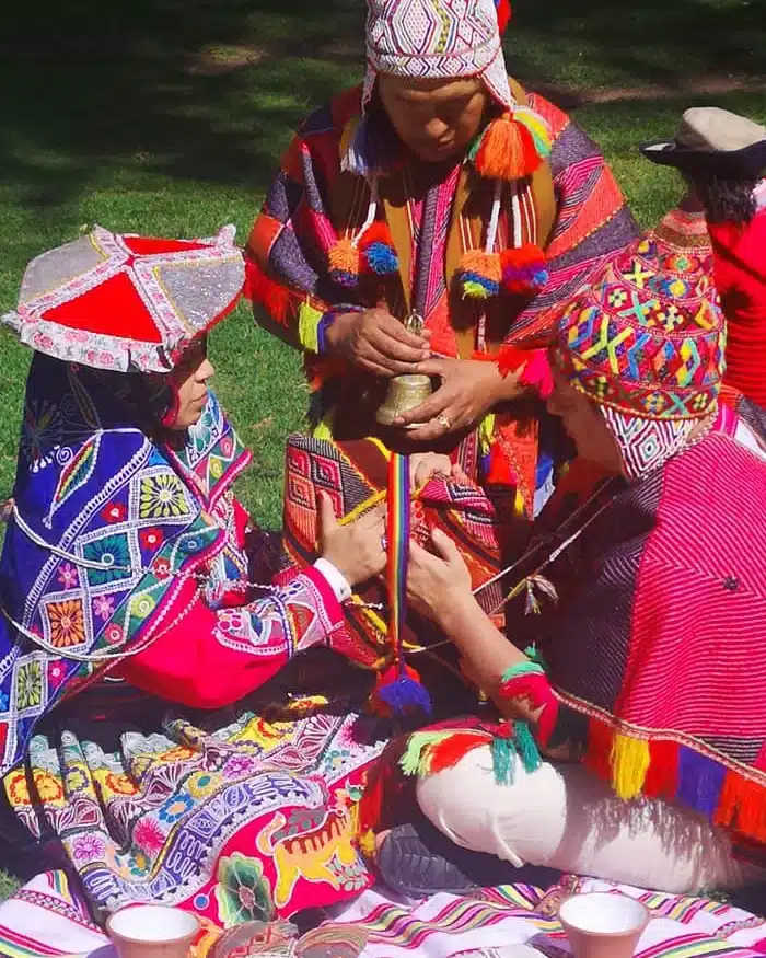 Pareja participa en una ceremonia andina con música y elementos tradicionales