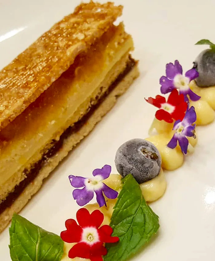 Este tipo de postre refleja la alta cocina contemporánea, donde el sabor y la estética se complementan.