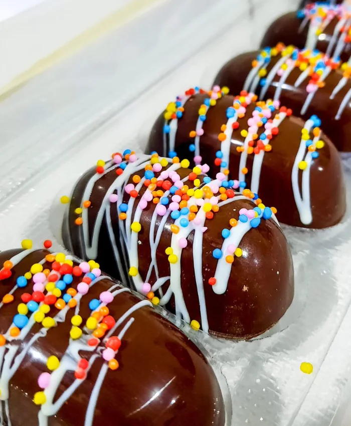 Este tipo de dulce combina la elegancia del chocolate con la alegría visual de los toppings coloridos.