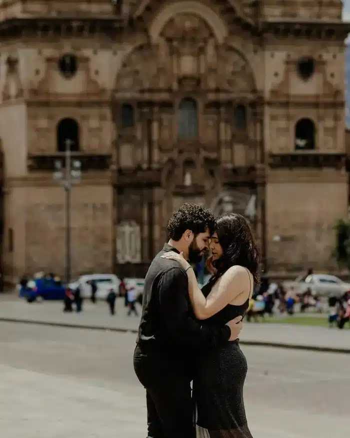 Pareja disfruta una tarde en la Plaza de Armas de Cusco