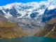 Bajo un cielo despejado y profundamente azul, la laguna resplandece como una joya escondida entre los Andes.