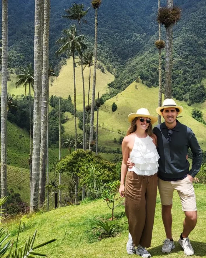 Una pareja sonríe mientras disfruta de la magia del Valle de Cocora.