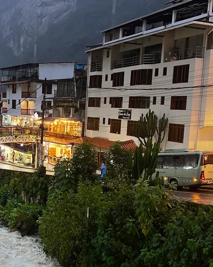 Un autobús estacionado indica la presencia de visitantes que llegan o salen hacia Machu Picchu.