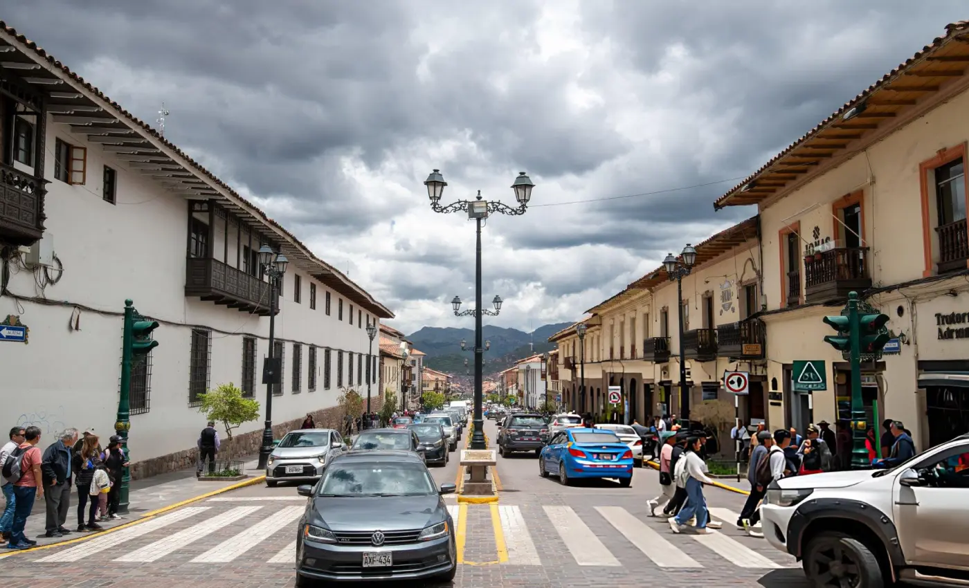 La Avenida El Sol es una de las vías principales del centro histórico de Cusco, con casas de cambio, bancos, agencias y servicios para viajeros.