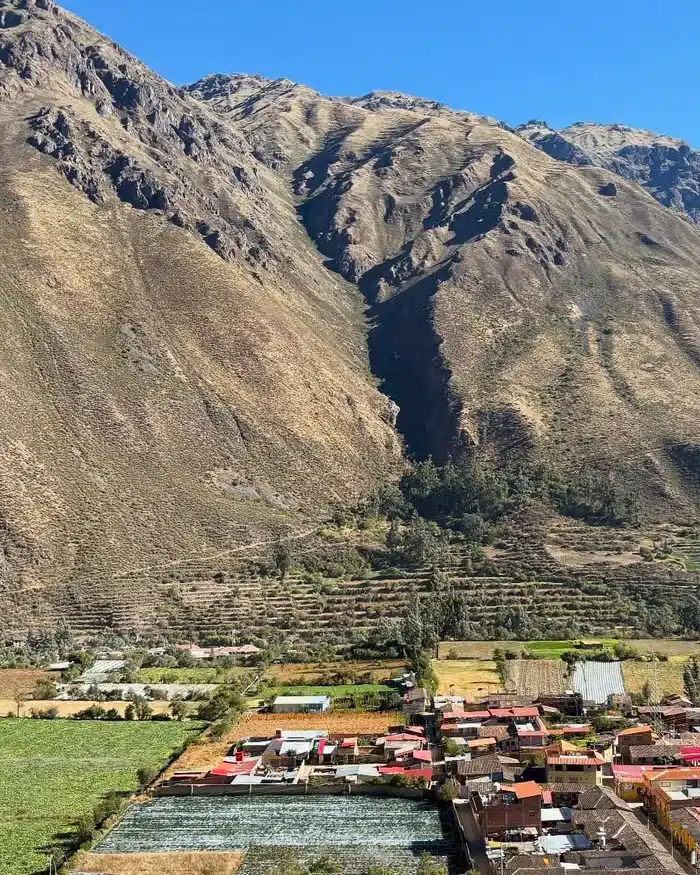 Al fondo, las montañas se elevan abruptamente bajo un cielo azul intenso, sin presencia de nubes.