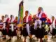 Guía completa para vivir la Semana Santa en México, una combinación de cultura y fé En esta escena de Semana Santa en México, un grupo de mujeres indígenas participa con respeto y orgullo en una procesión llena de color y simbolismo.