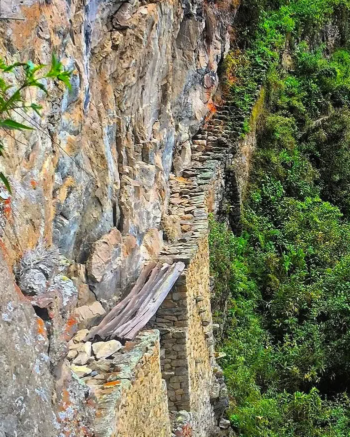 Es un antiguo sendero inca construido al borde de un acantilado vertical.