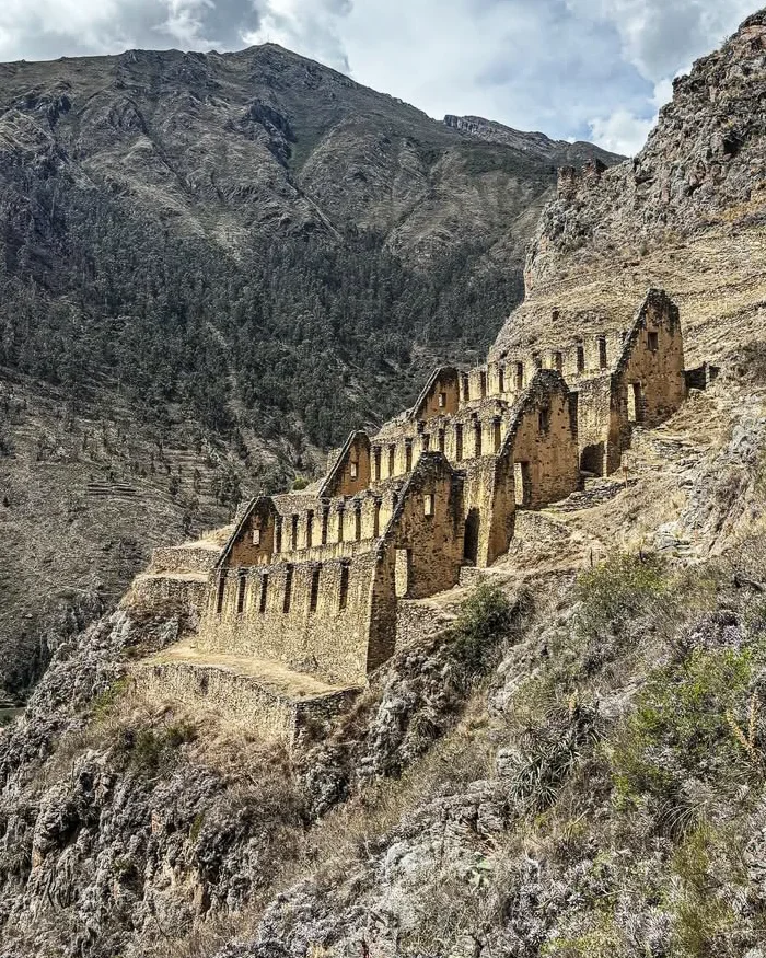 En la ladera empinada de la montaña se observan los antiguos andenes y depósitos de Ollantaytambo.