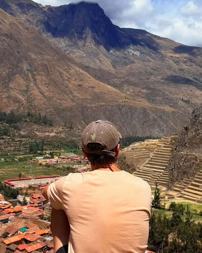 Las terrazas incas destacan sobre la ladera, revelando la ingeniería ancestral del Valle Sagrado.
