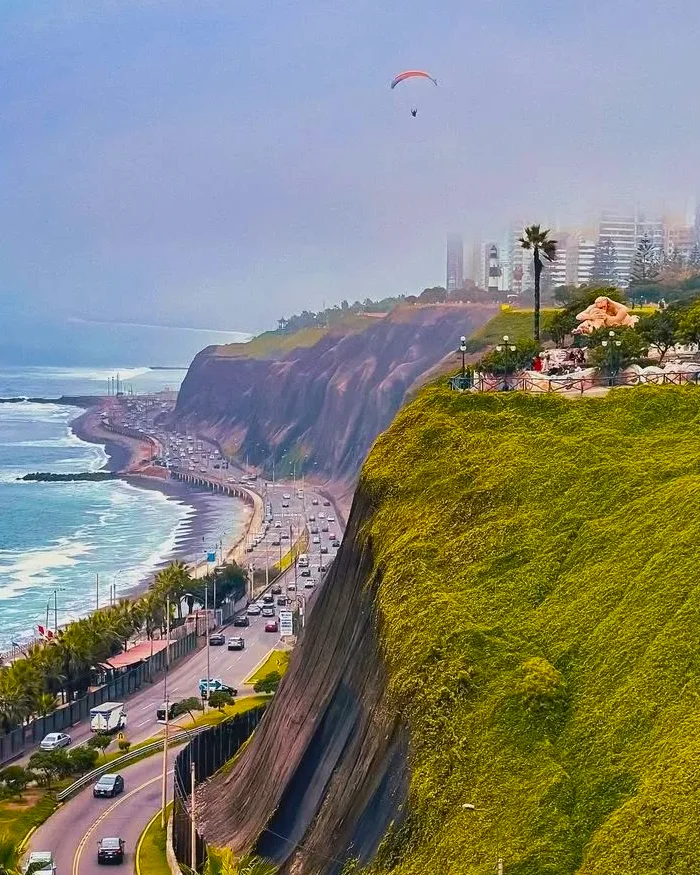 Costa de Lima durante un recorrido urbano por la capital peruana