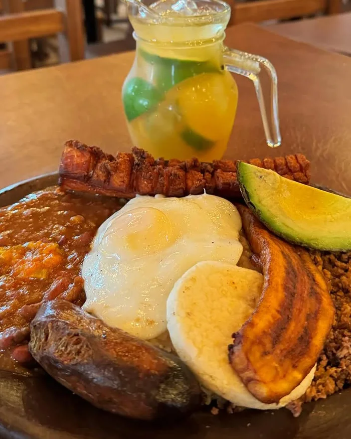 La bandeja paisa se presenta llena de color y sabor, como un abrazo cálido de la cocina colombiana.