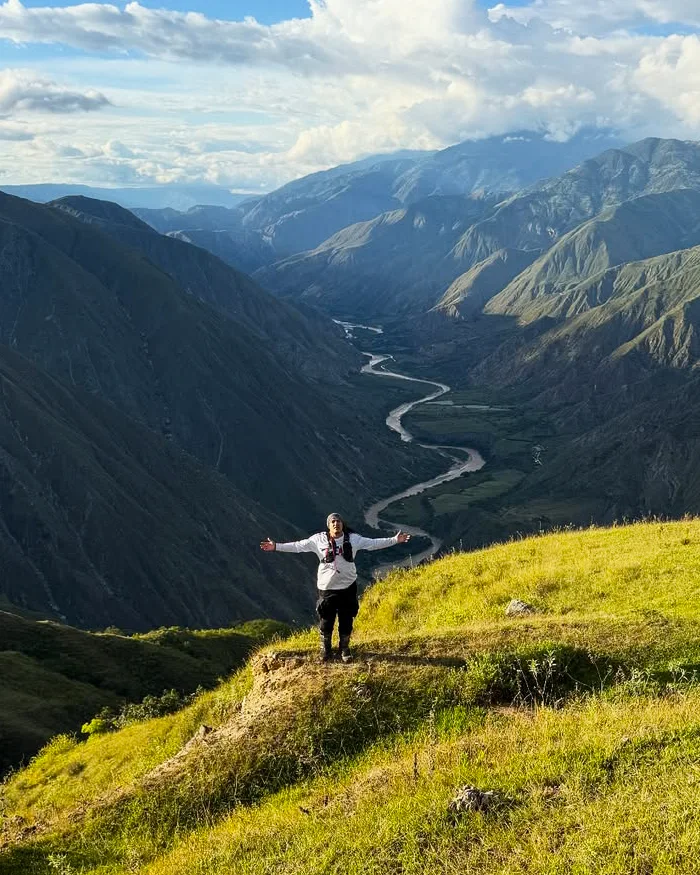 La elevación del mirador permite apreciar la grandeza del cañón en toda su extensión.