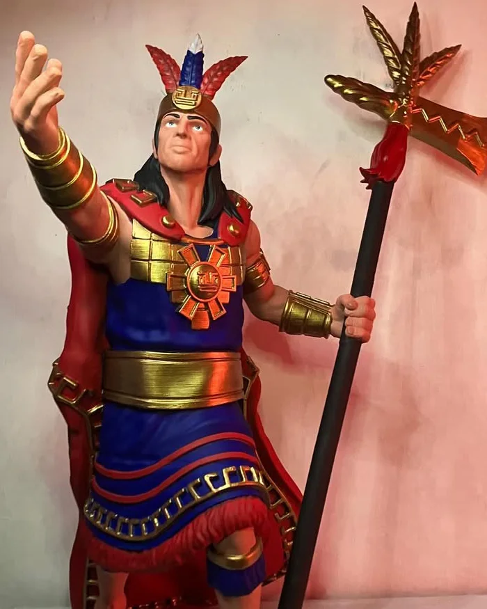La figura representa a un gobernante inca con vestimenta ceremonial detallada y colorida.