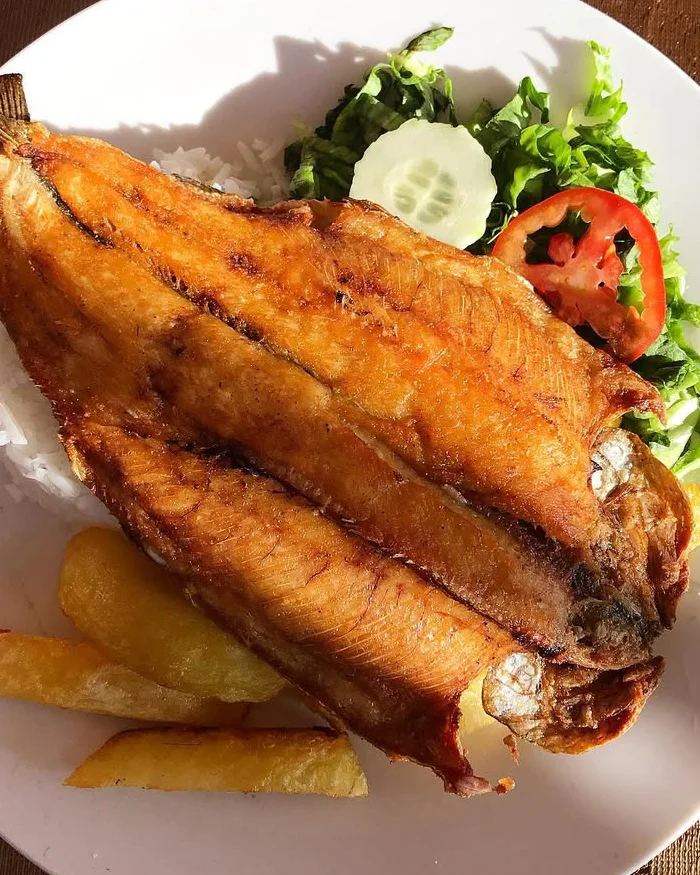La trucha dorada reposa sobre el plato con un aroma casero que invita a probar el primer bocado.