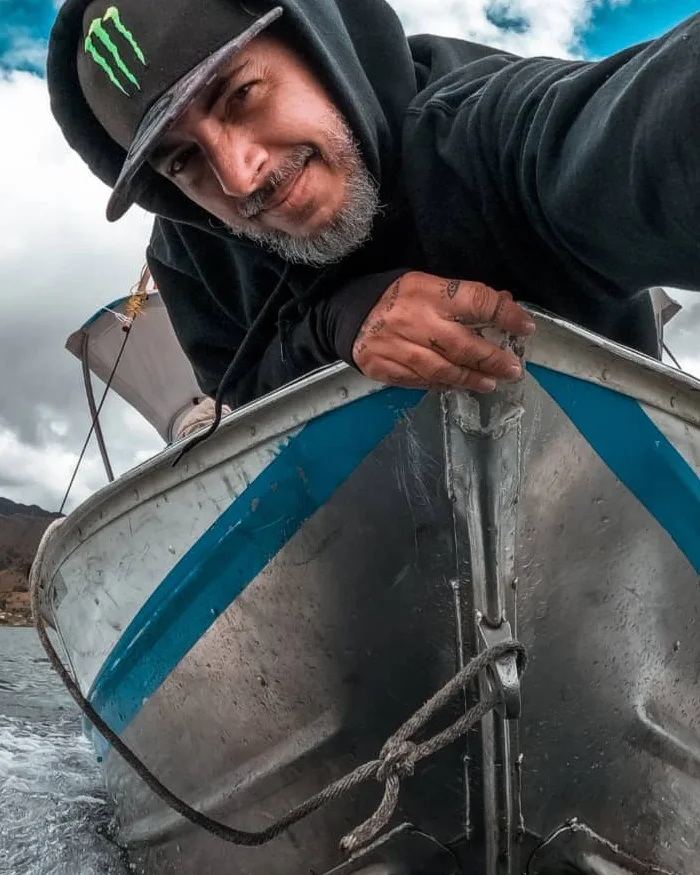 La imagen muestra a un viajero tomando una selfie desde la proa de una lancha en movimiento.