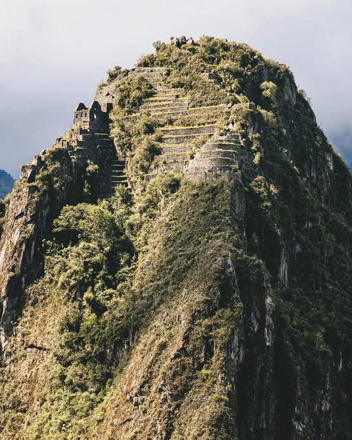 La montaña se eleva de manera abrupta, destacando su pendiente pronunciada.