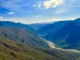 Cañón del Chicamocha: Guía completa para conocer una de las maravillas El río que serpentea por el Cañón del Chicamocha parece un hilo plateado en medio del valle.