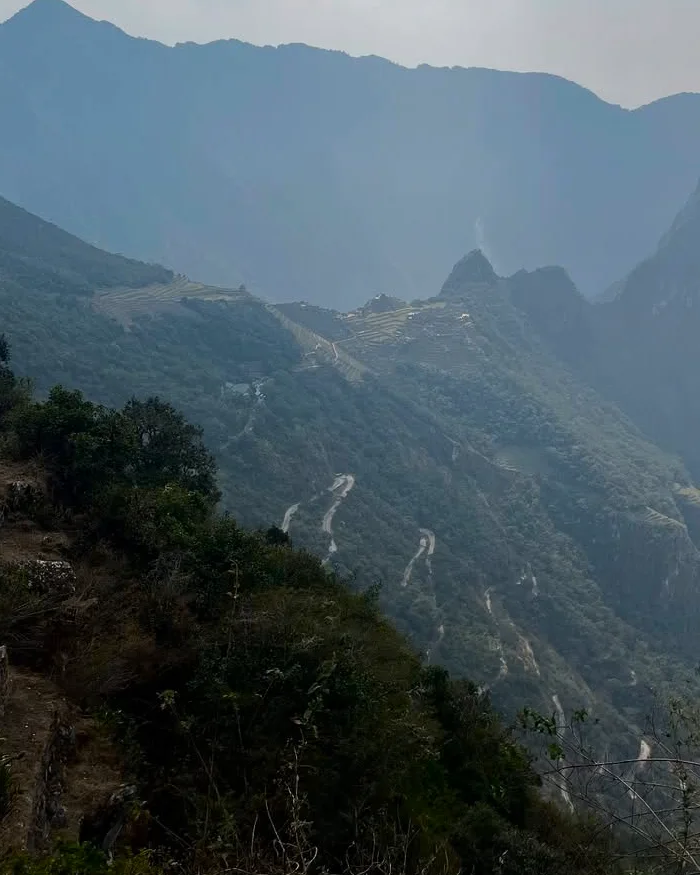 El cielo está nublado, con una luz difusa que envuelve todo el paisaje.