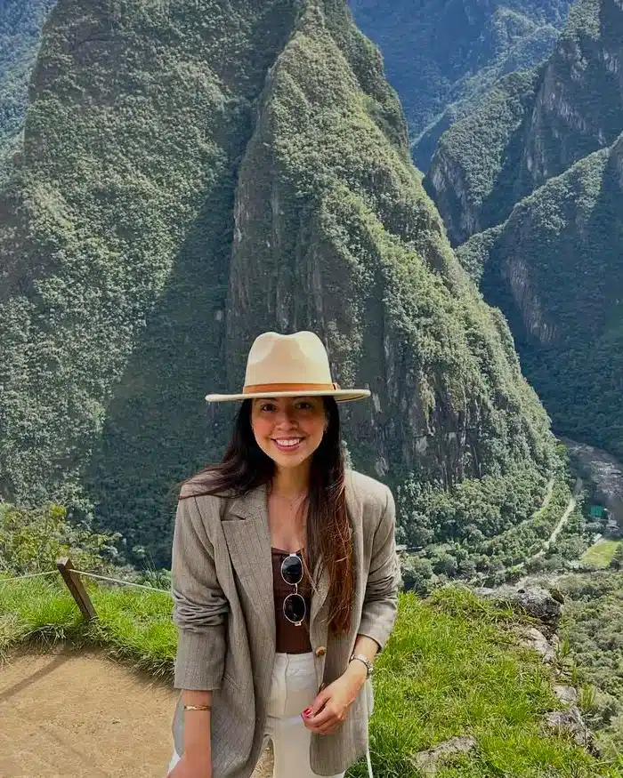 La vegetación que rodea el área es densa y verde, típica del entorno tropical andino del Cusco.