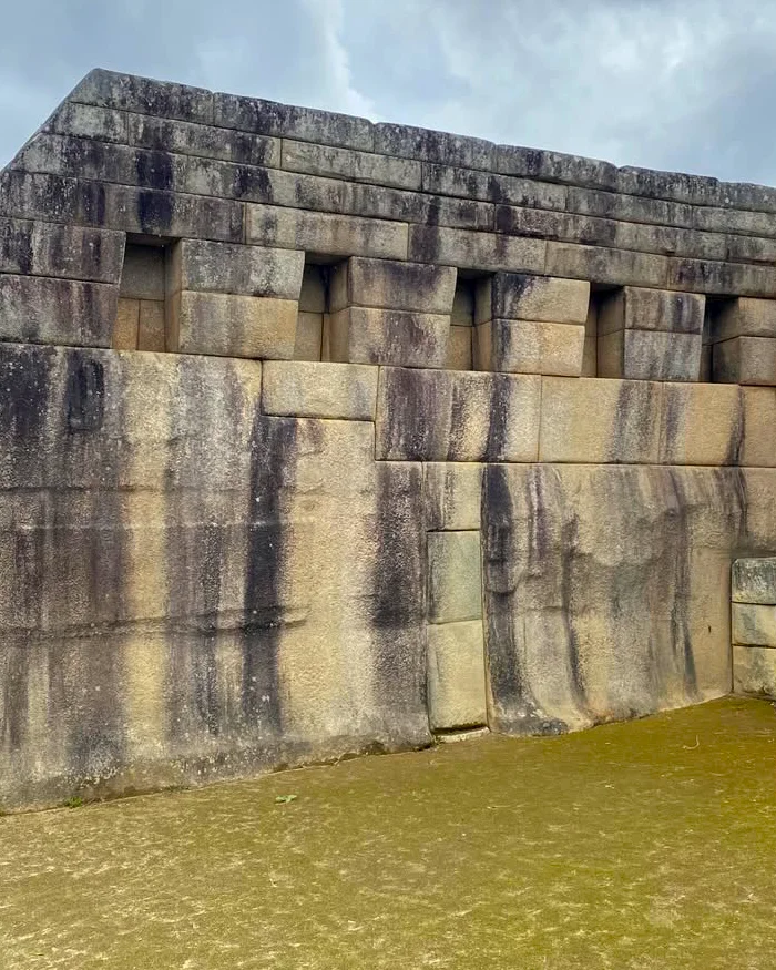 Los muros presentan un acabado pulido y una ligera inclinación trapezoidal, típica de la arquitectura imperial inca.