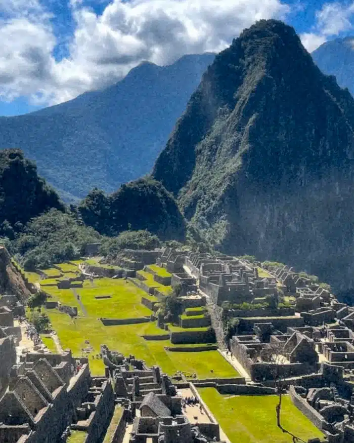 El sitio arqueológico se integra de forma natural con el paisaje andino, rodeado de montañas cubiertas de vegetación.