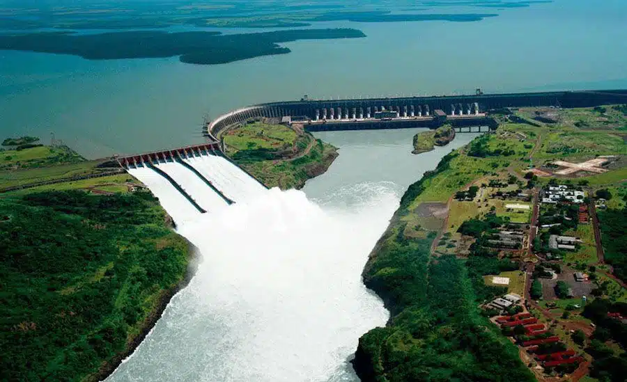 Vista aérea de la represa Itaipú Binacional con vertederos y río Paraná en Paraguay