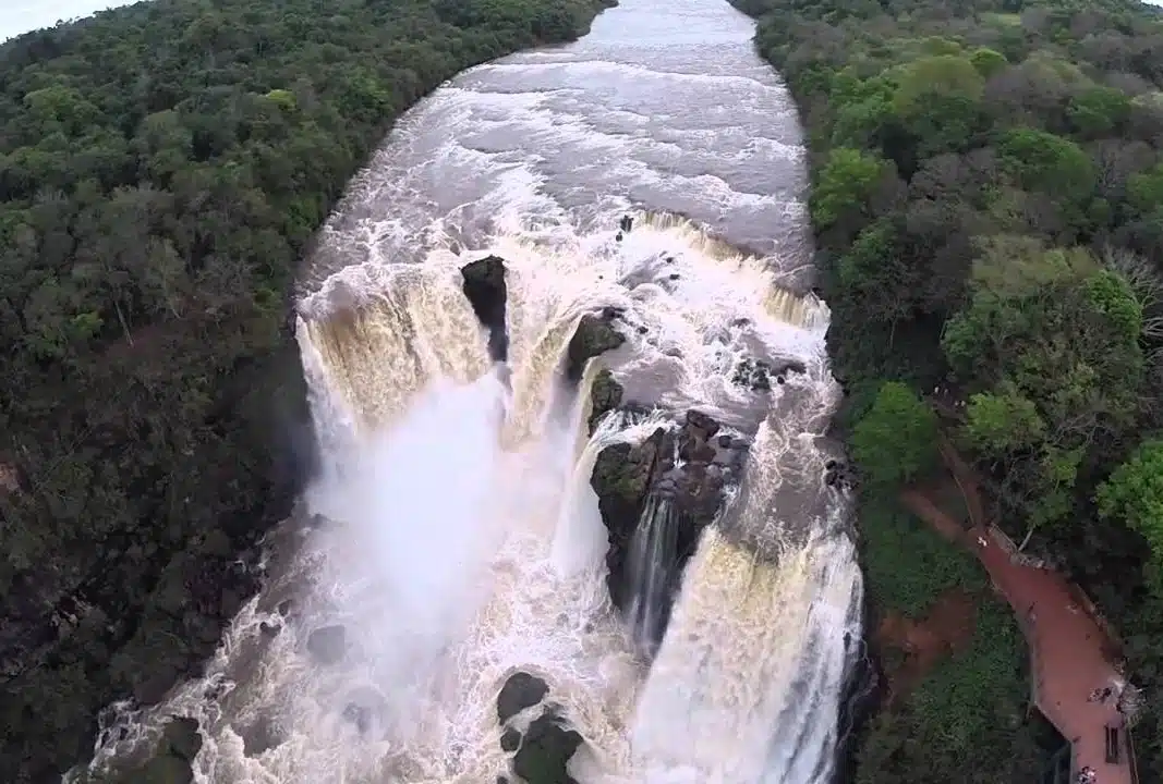 Vista aérea del Salto Monday cayendo entre bosque verde y miradores naturales en Paraguay