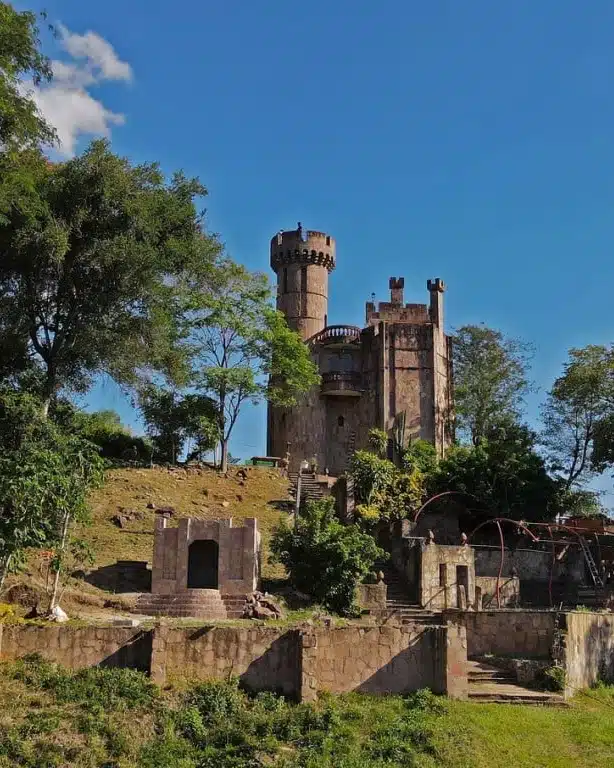 Castillo Echauri de piedra sobre una colina verde en Colonia Independencia, Paraguay