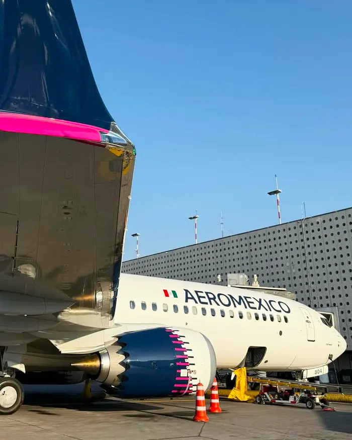 Avión de Aeroméxico estacionado antes de volar de México a Lima