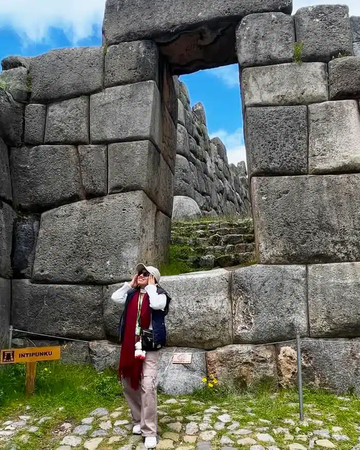Viajera recorre un sitio arqueológico cercano a Cusco durante el segundo día