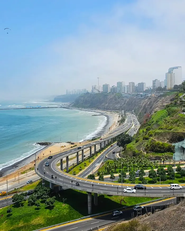 Vista aérea del malecón de Lima junto al océano Pacífico y edificios modernos