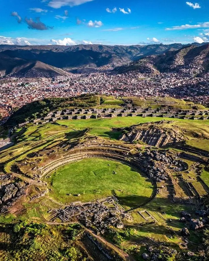 Vista aérea de Sacsayhuaman sobre la ciudad del Cusco