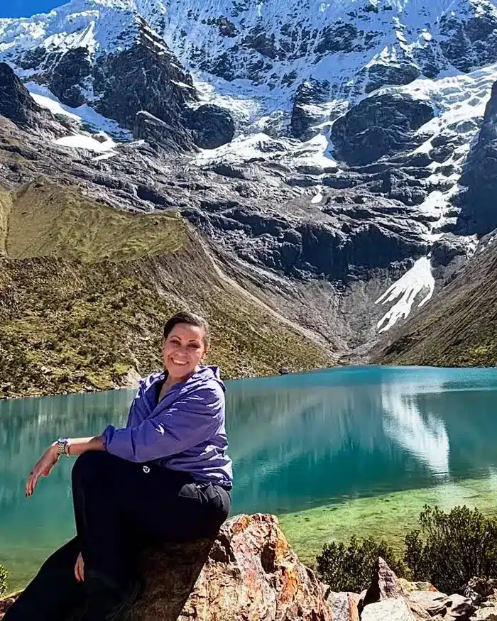Viajera frente a la Laguna Humantay después de una caminata de alta montaña