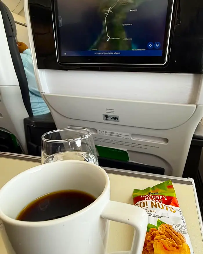 Café y snack durante un vuelo internacional hacia Perú