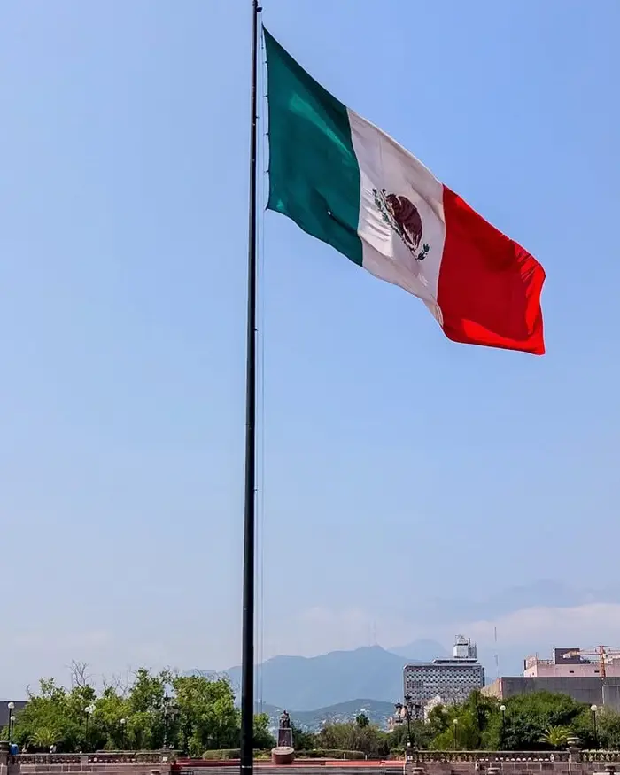 Bandera de México antes de un viaje turístico hacia Perú