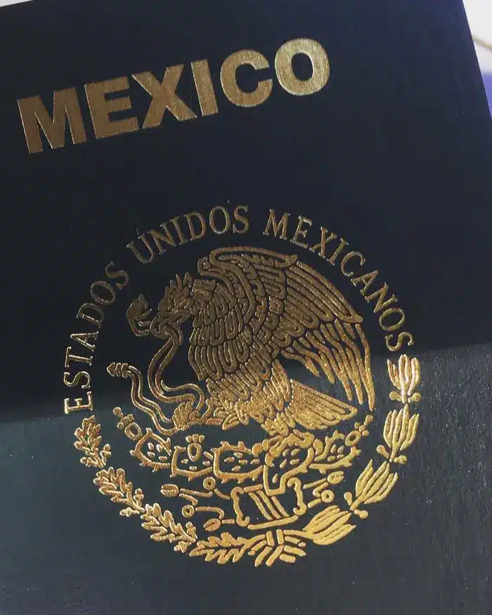 Pasaporte mexicano preparado para el control migratorio de ingreso a Perú