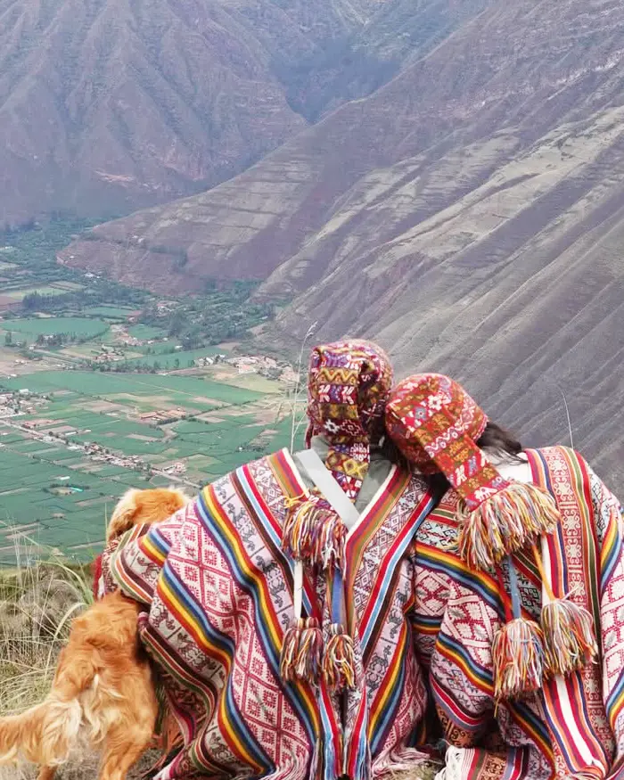 Pareja contemplando un valle andino durante una ruta por la región de Cusco