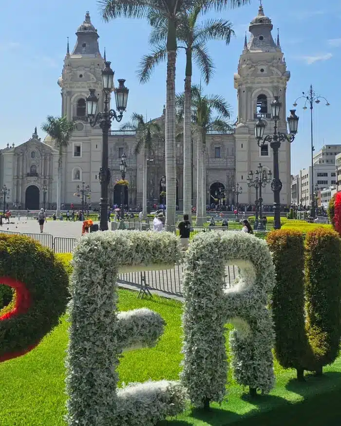 Plaza Mayor de Lima con cielo despejado durante el verano en la costa peruana