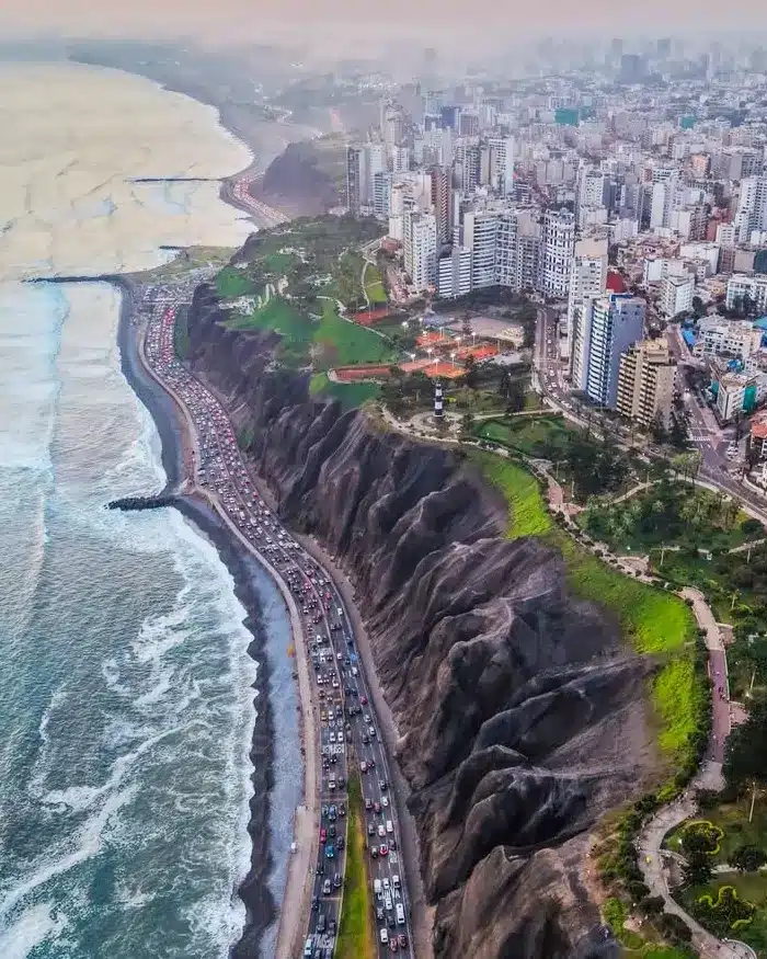 Costa de Lima junto al océano Pacífico durante un día despejado de verano
