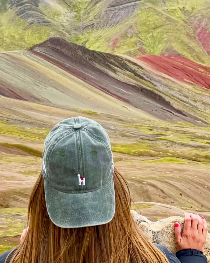 Paisaje altoandino de colores visible durante una ruta de trekking en temporada seca