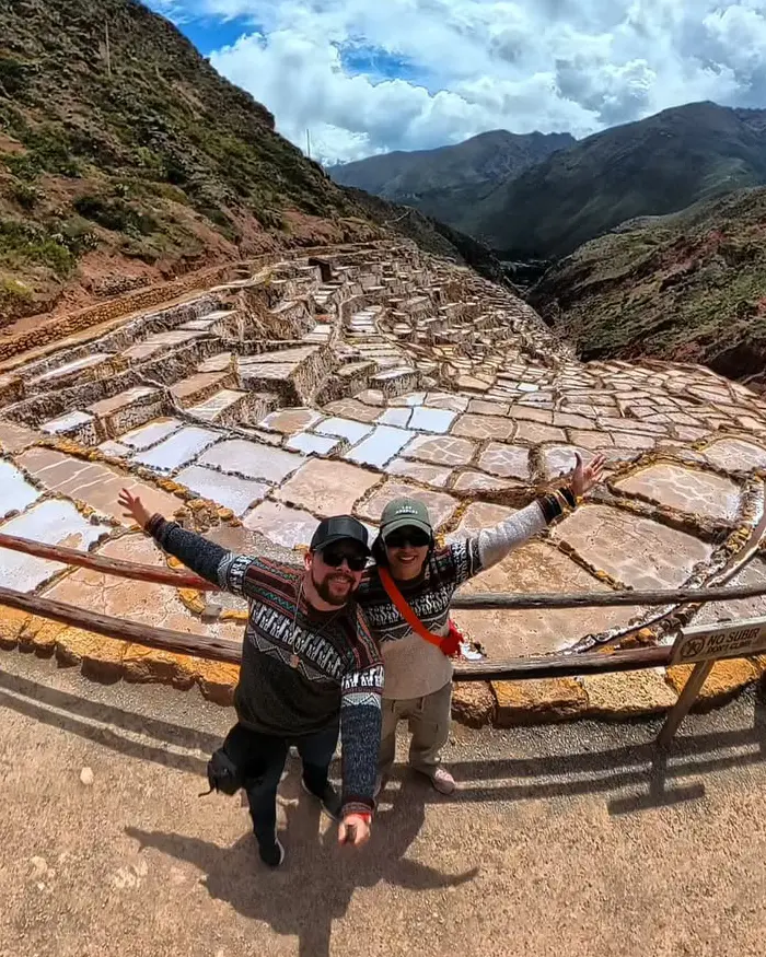 Salineras de Maras rodeadas de montañas en el Valle Sagrado de Perú