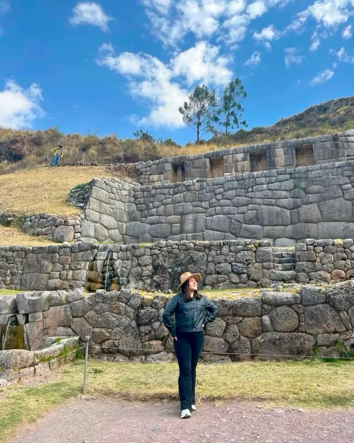 Viajera recorre Tambomachay durante un City Tour en Cusco