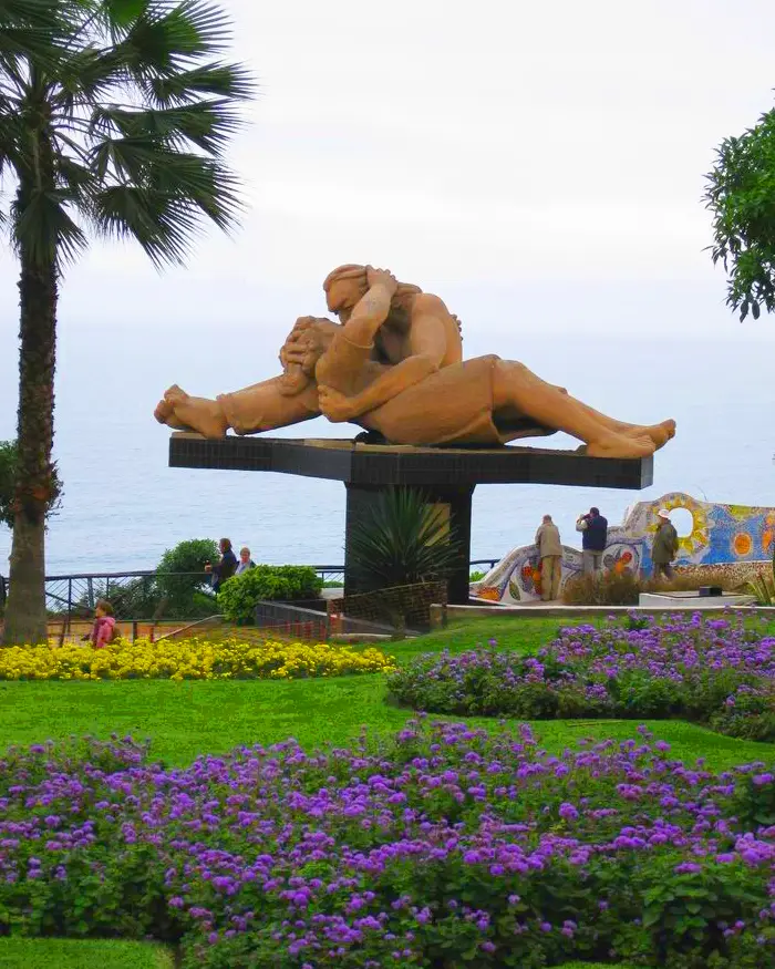 Parque del Amor frente al océano Pacífico en Lima