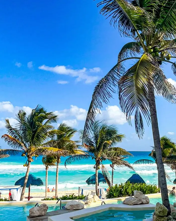Mar turquesa y playa de Cancún durante unas vacaciones de descanso