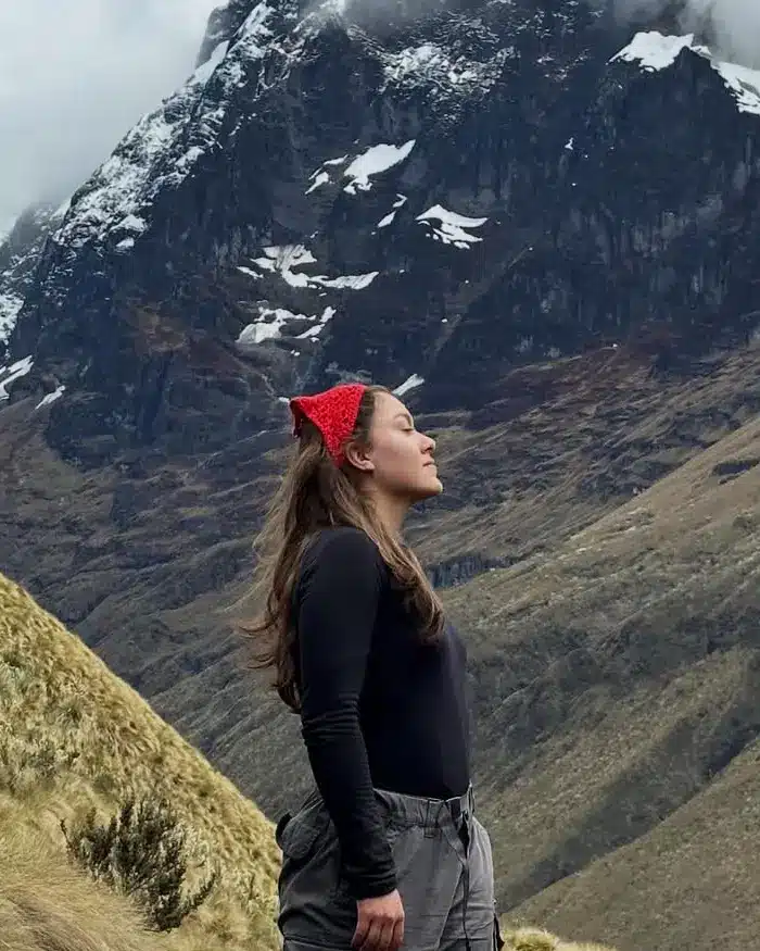 Paisaje de puna con pastos secos durante el invierno andino en Perú