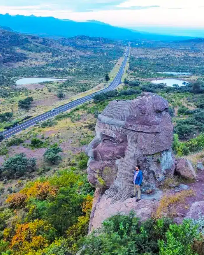 La persona que aparece junto a la escultura permite comparar la escala del monumento y resaltar lo imponente de la obra.