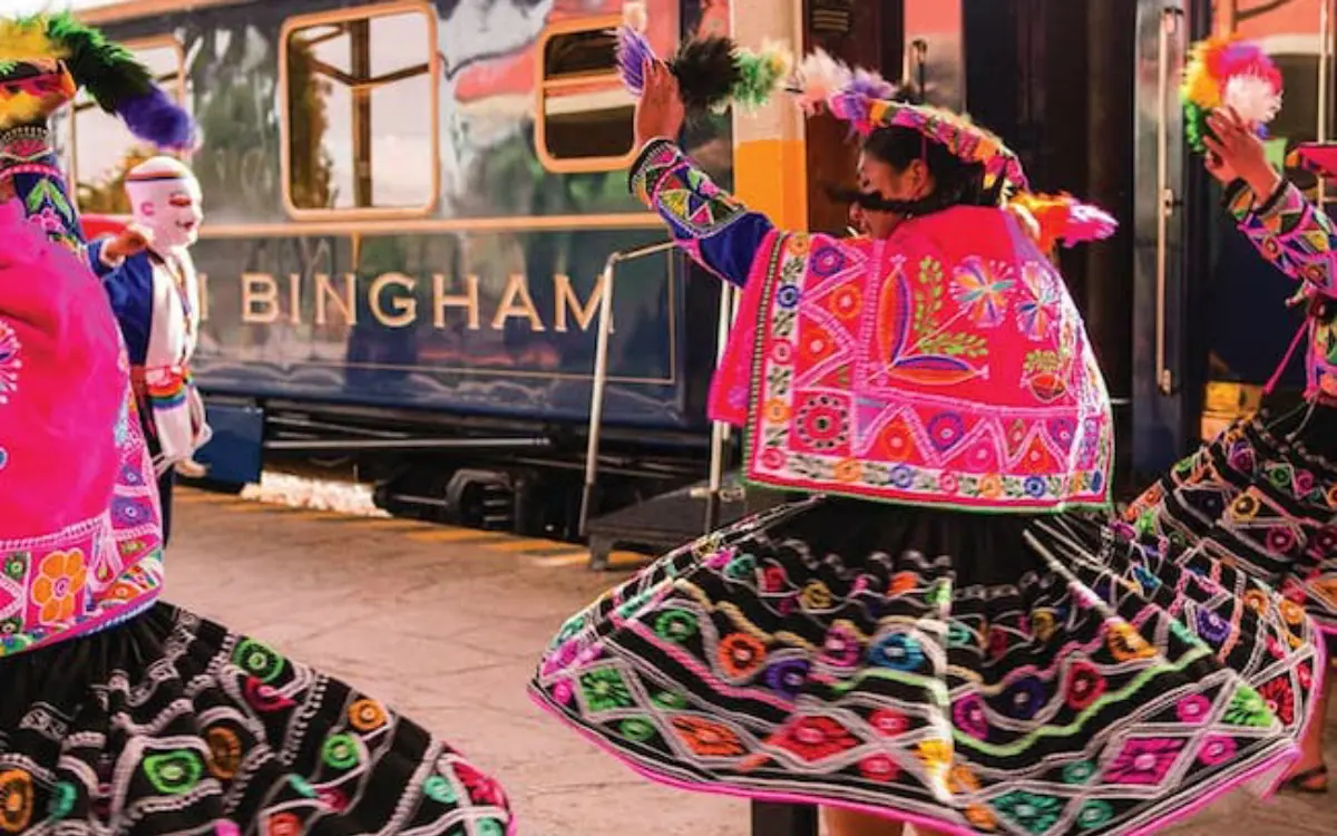 Danzantes realizando un baile de bienvenida junto al tren Hiram Bingham
