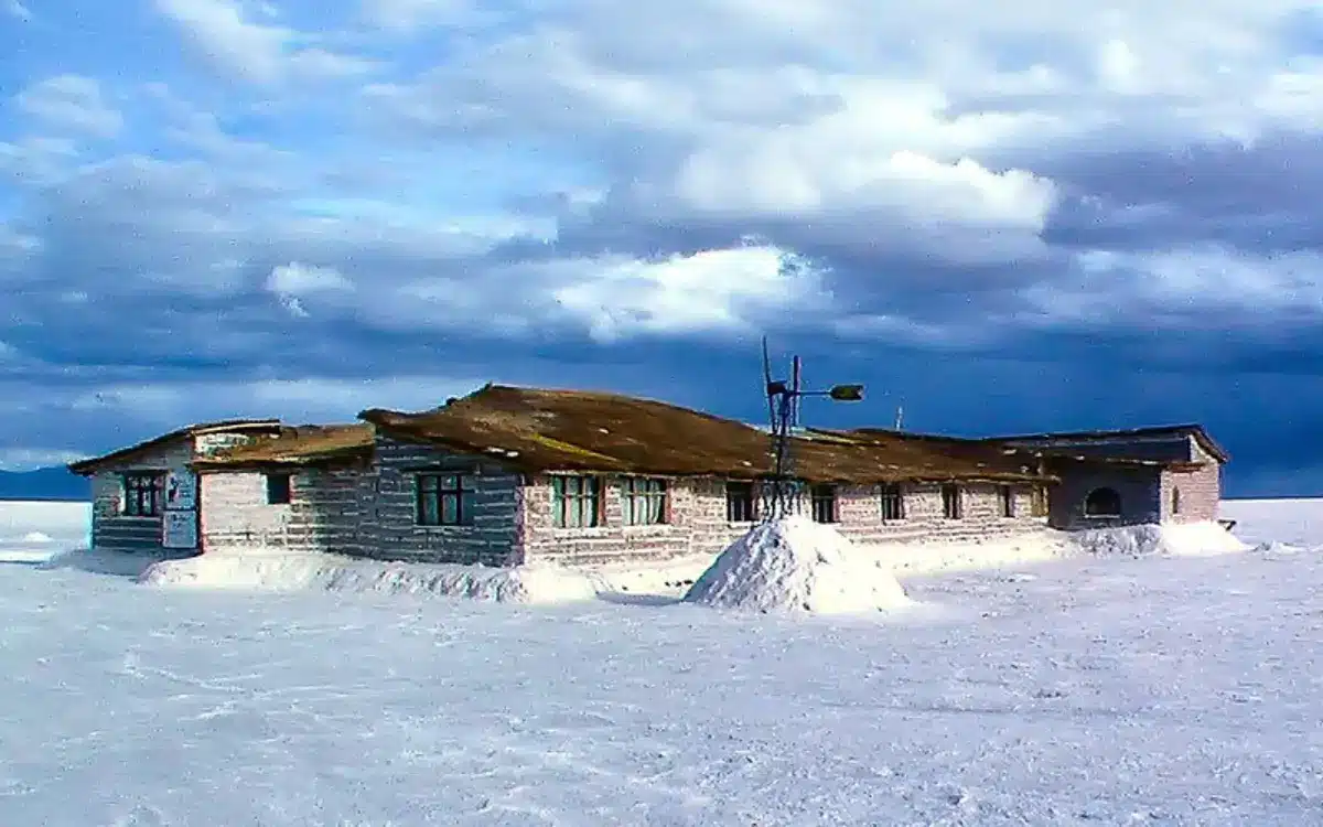 Vista panorámica del hotel Playa Blanca sobre el Salar de Uyuni, con cielo despejado y paisaje de sal.