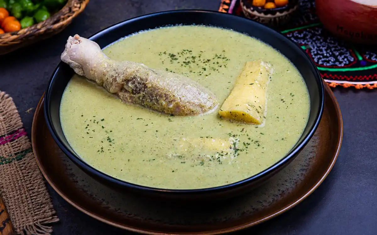 Inchicapi amazónico servido en plato tradicional, con gallina de corral, yuca y crema de maní.