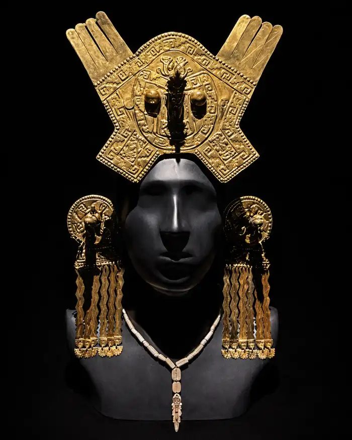 Ornamentos de oro relacionados con personajes de alto rango de la antigua cultura Chimú